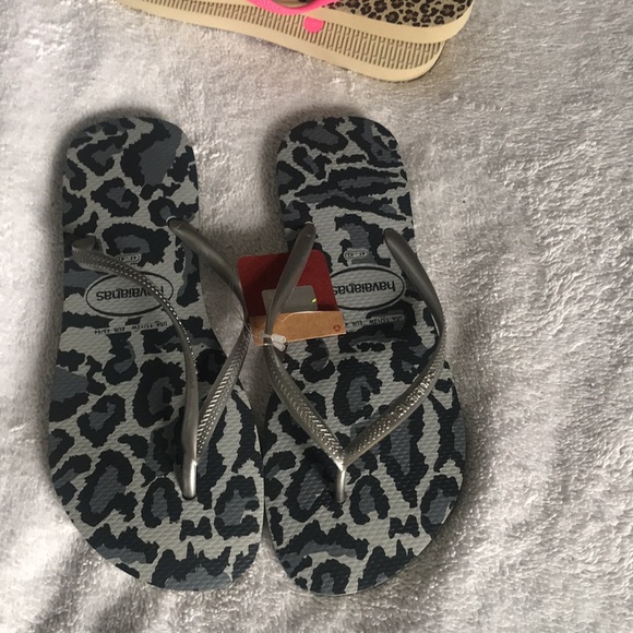 NWT Havaianas Gray animal print flip flops - Picture 3 of 4